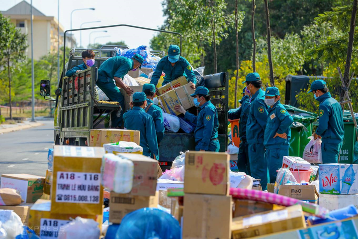 Bi hài cảnh 'cõng' đồ tiếp tế xếp hàng đông như chợ trước khu cách ly - 9