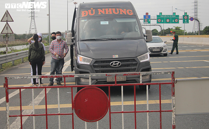 Ảnh: Hải Phòng kiểm soát từng xe ô tô vào thành phố để phòng dịch Covid-19 - 11