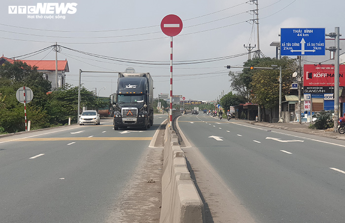 Chủ đầu tư bịt lối sang đường, dân liều lĩnh đi ngược chiều 'né' trạm BOT - 2