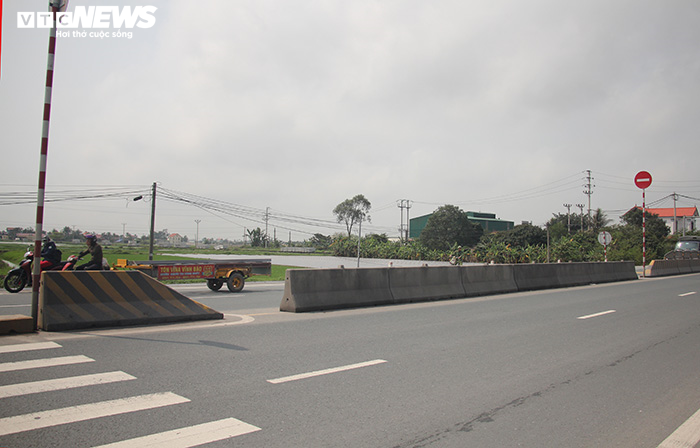 Chủ đầu tư bịt lối sang đường, dân liều lĩnh đi ngược chiều 'né' trạm BOT - 1