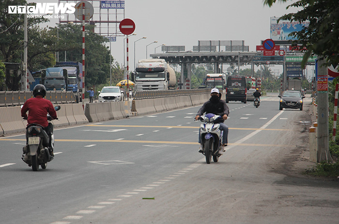 Chủ đầu tư bịt lối sang đường, dân liều lĩnh đi ngược chiều 'né' trạm BOT - 5