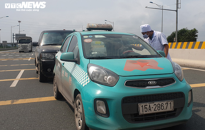 Ảnh: Hải Phòng kiểm soát từng xe ô tô vào thành phố để phòng dịch Covid-19 - 12