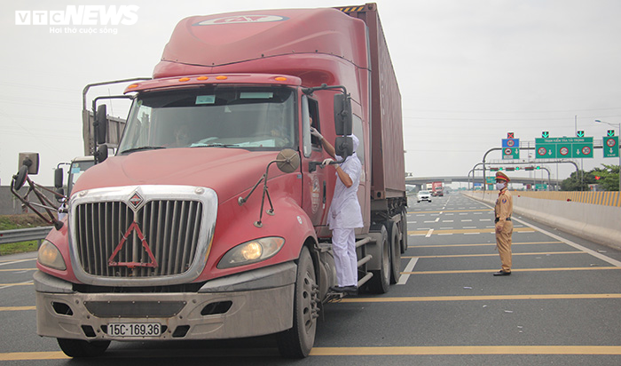 Ảnh: Hải Phòng kiểm soát từng xe ô tô vào thành phố để phòng dịch Covid-19 - 13