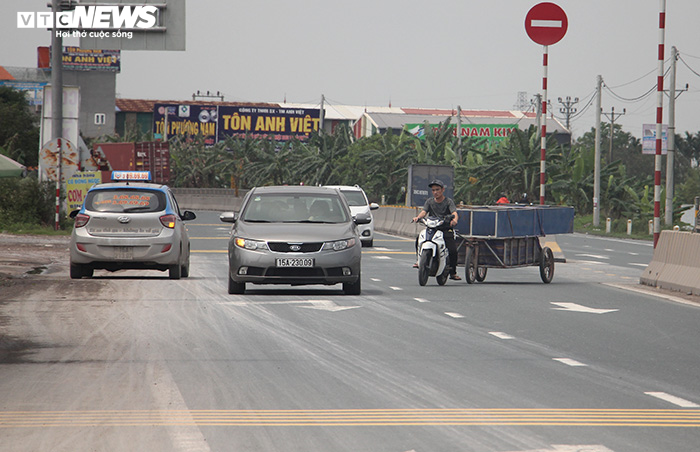 Chủ đầu tư bịt lối sang đường, dân liều lĩnh đi ngược chiều 'né' trạm BOT - 7
