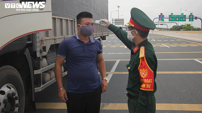 Ảnh: Hải Phòng kiểm soát từng xe ô tô vào thành phố để phòng dịch Covid-19 - 14