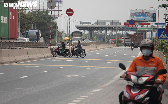 Chủ đầu tư bịt lối sang đường, dân liều lĩnh đi ngược chiều 'né' trạm BOT - 9
