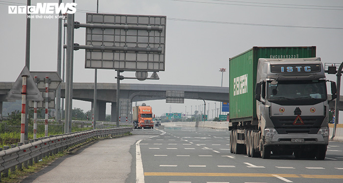 Ảnh: Hải Phòng kiểm soát từng xe ô tô vào thành phố để phòng dịch Covid-19 - 15