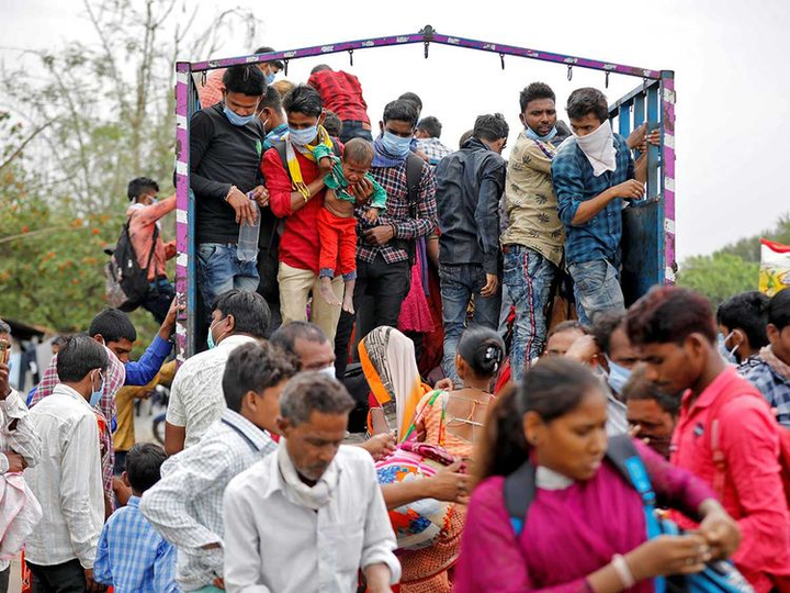 Người Ấn Độ hối hả mua đồ dự trữ sau lệnh phong tỏa ngừa Covid-19 - 6