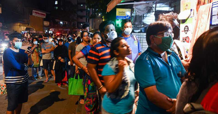 Người Ấn Độ hối hả mua đồ dự trữ sau lệnh phong tỏa ngừa Covid-19 - 7