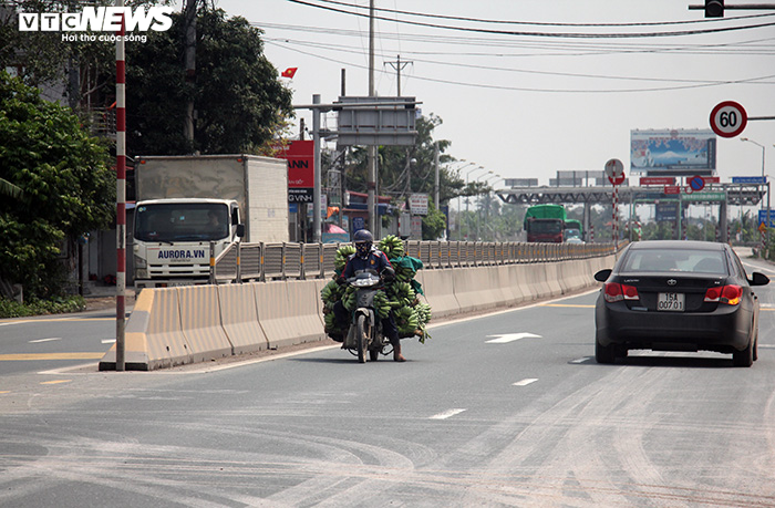Chủ đầu tư bịt lối sang đường, dân liều lĩnh đi ngược chiều 'né' trạm BOT - 10