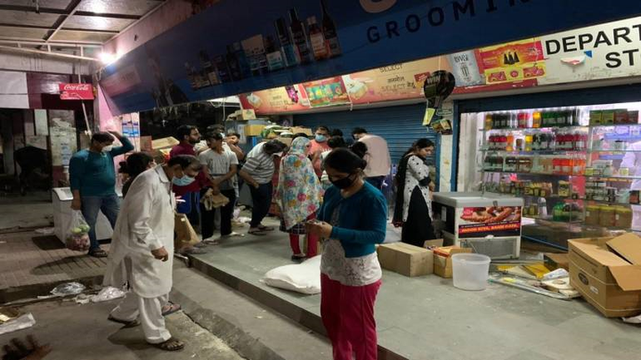 Người Ấn Độ hối hả mua đồ dự trữ sau lệnh phong tỏa ngừa Covid-19 - 8