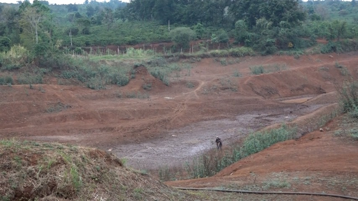 Ảnh: Hồ thủy lợi trơ đáy, nông dân Đắk Lắk còng lưng kéo ống nước về rẫy - 7