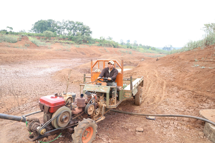 Ảnh: Hồ thủy lợi trơ đáy, nông dân Đắk Lắk còng lưng kéo ống nước về rẫy - 4