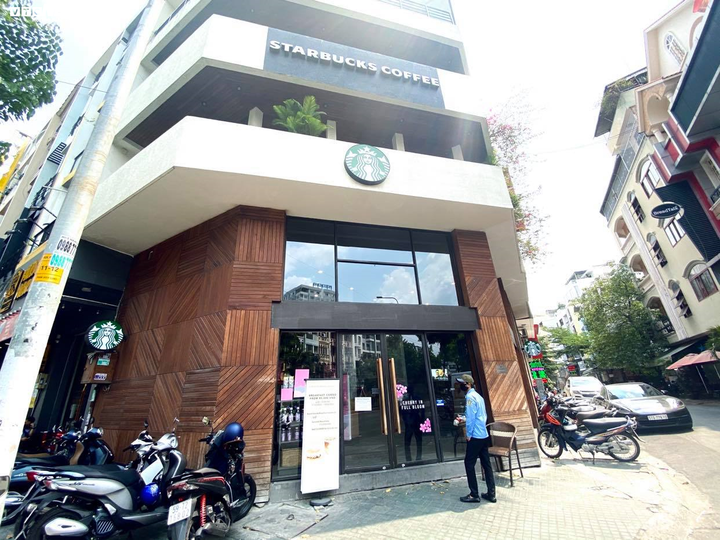 TP.HCM: Starbucks, Highland, Gogi... đồng loạt đóng cửa, chỉ bán mang đi - 2