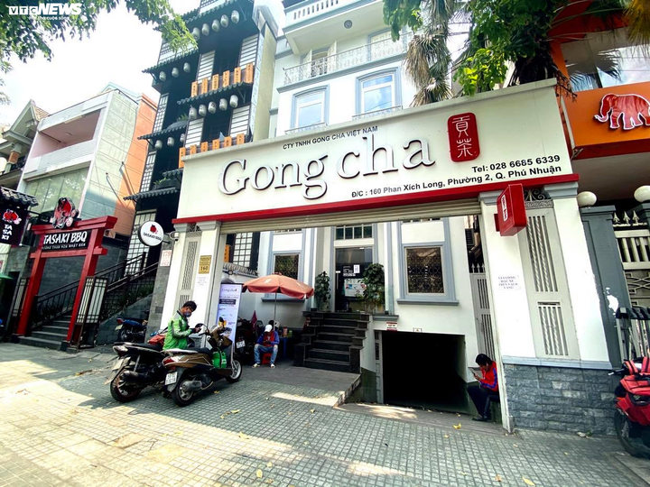 TP.HCM: Starbucks, Highland, Gogi... đồng loạt đóng cửa, chỉ bán mang đi - 6