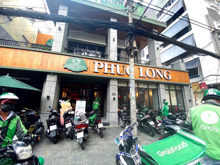 TP.HCM: Starbucks, Highland, Gogi... đồng loạt đóng cửa, chỉ bán mang đi - 9