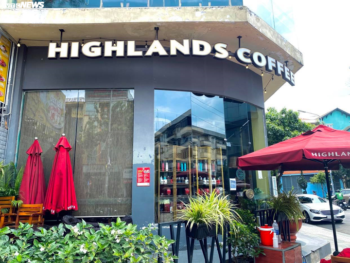 TP.HCM: Starbucks, Highland, Gogi... đồng loạt đóng cửa, chỉ bán mang đi - 3