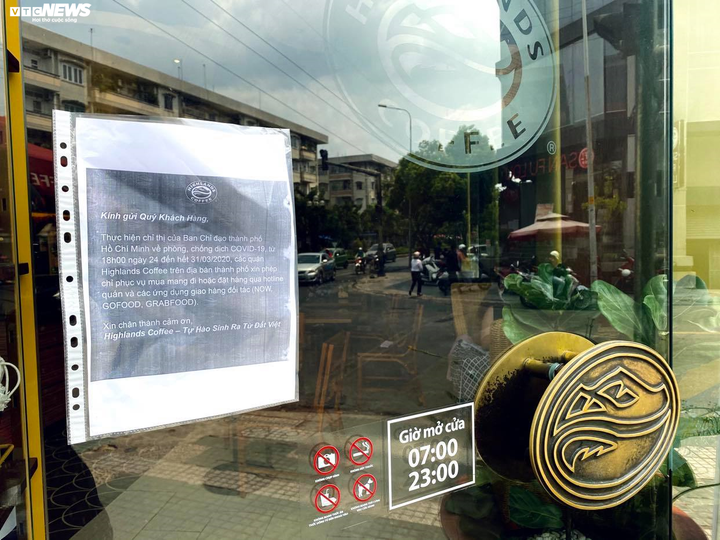 TP.HCM: Starbucks, Highland, Gogi... đồng loạt đóng cửa, chỉ bán mang đi - 4