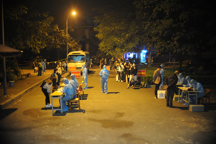 Ảnh: Đón đoàn người đầu tiên về khu cách ly tại ký túc xá Đại học FPT - 8