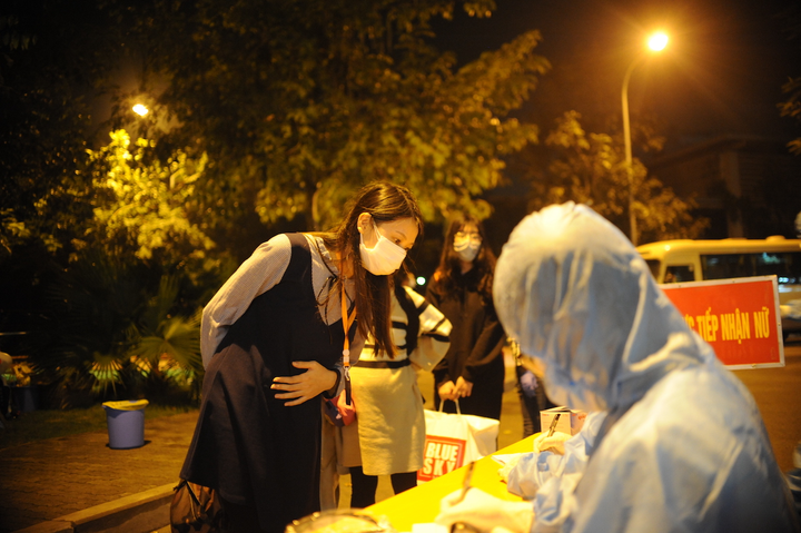 Ảnh: Đón đoàn người đầu tiên về khu cách ly tại ký túc xá Đại học FPT - 4