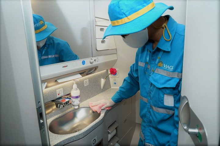 Vietnam Airlines phun khử trùng toàn bộ đội tàu bay khai thác trong ngày - 11
