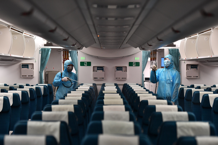 Vietnam Airlines phun khử trùng toàn bộ đội tàu bay khai thác trong ngày - 3