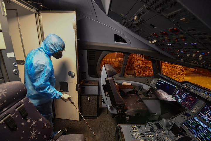 Vietnam Airlines phun khử trùng toàn bộ đội tàu bay khai thác trong ngày - 5