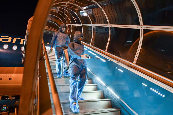 Vietnam Airlines phun khử trùng toàn bộ đội tàu bay khai thác trong ngày - 6