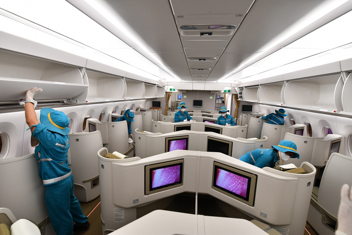 Vietnam Airlines phun khử trùng toàn bộ đội tàu bay khai thác trong ngày - 7