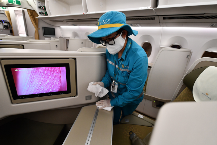 Vietnam Airlines phun khử trùng toàn bộ đội tàu bay khai thác trong ngày - 8