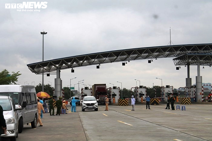 Ảnh: Hải Phòng kiểm soát từng xe ô tô vào thành phố để phòng dịch Covid-19 - 10