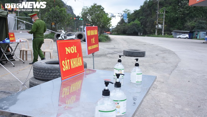 Ảnh: Hải Phòng kiểm soát từng xe ô tô vào thành phố để phòng dịch Covid-19 - 4