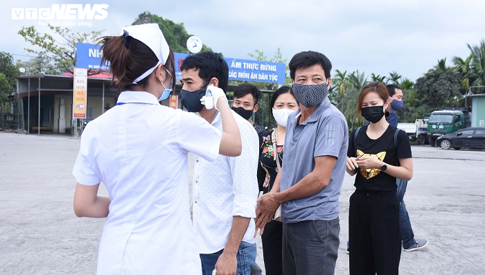 Ảnh: Hải Phòng kiểm soát từng xe ô tô vào thành phố để phòng dịch Covid-19 - 6