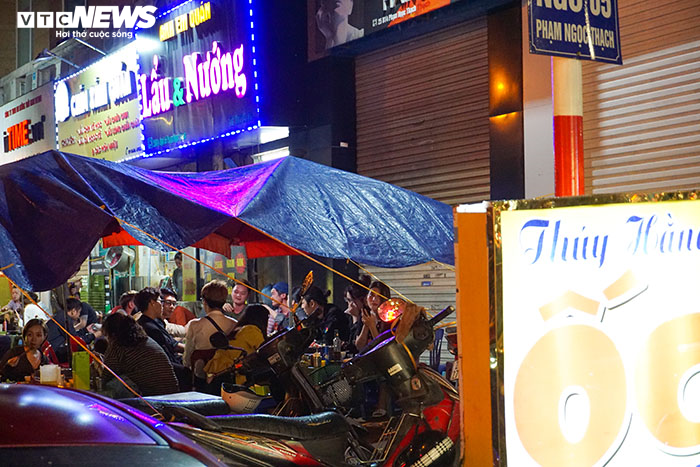 Hàng quán ở Hà Nội dọn dẹp chuẩn bị đóng cửa trong 10 ngày tới - 9