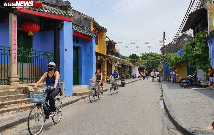 Covid-19: Du khách ở Hội An đồng loạt đeo khẩu trang khi xuống phố - 1
