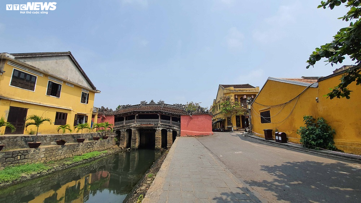 Covid-19: Du khách ở Hội An đồng loạt đeo khẩu trang khi xuống phố - 8