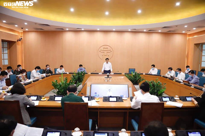 Bị 'tóm' tại sân bay Nội Bài khi trốn cách ly để sang Anh - 1