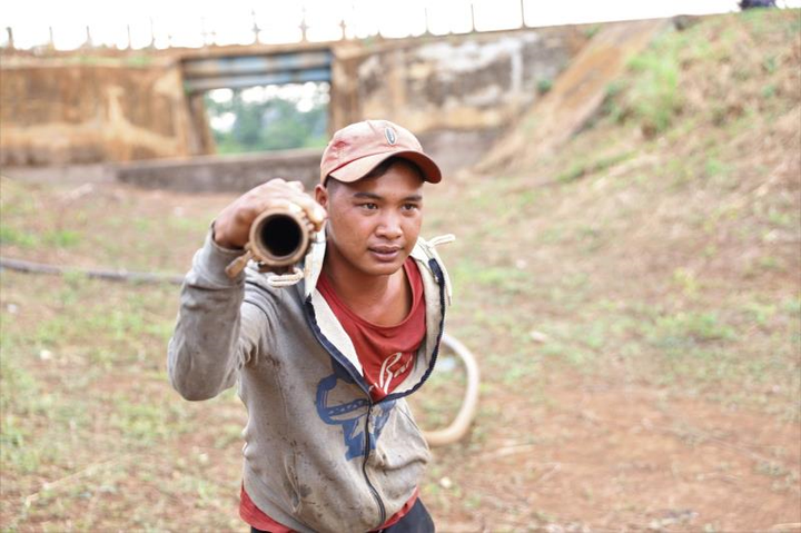 Ảnh: Hồ thủy lợi trơ đáy, nông dân Đắk Lắk còng lưng kéo ống nước về rẫy - 8