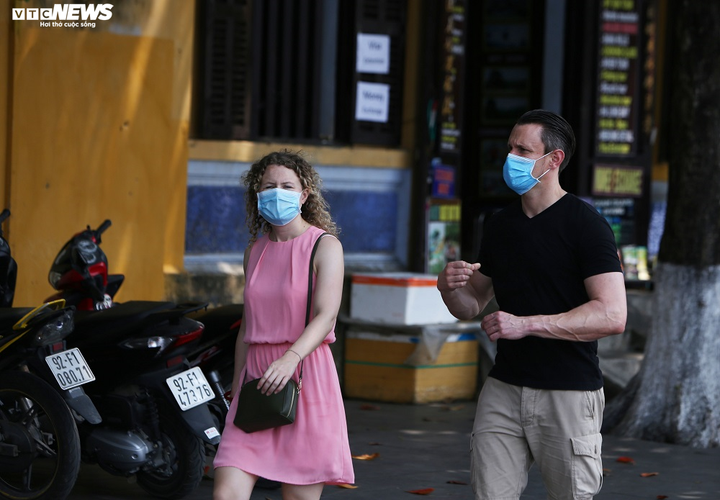 Covid-19: Du khách ở Hội An đồng loạt đeo khẩu trang khi xuống phố - 4