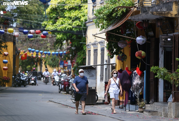 Covid-19: Du khách ở Hội An đồng loạt đeo khẩu trang khi xuống phố - 6