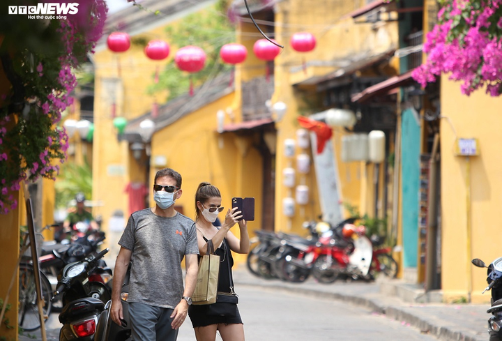 Covid-19: Du khách ở Hội An đồng loạt đeo khẩu trang khi xuống phố - 7