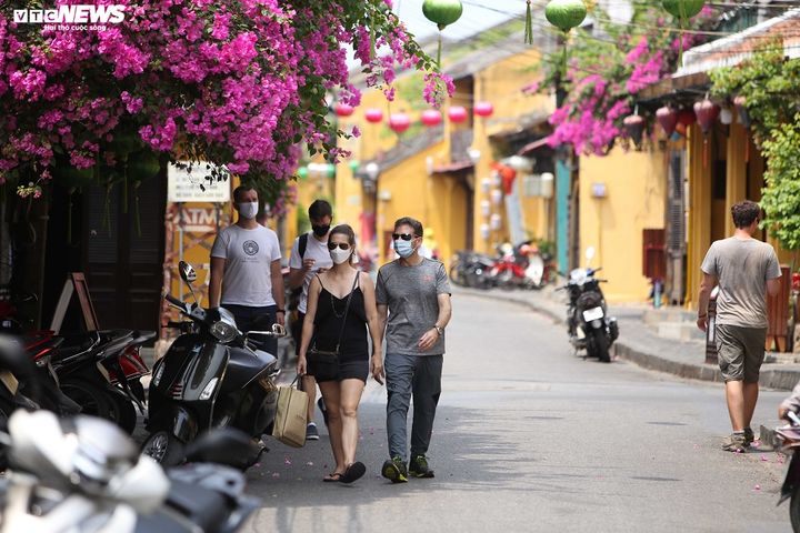 Covid-19: Du khách ở Hội An đồng loạt đeo khẩu trang khi xuống phố - 9