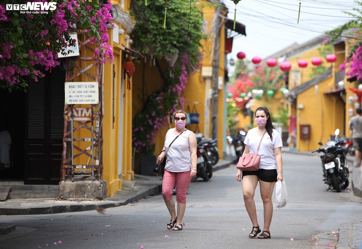 Covid-19: Du khách ở Hội An đồng loạt đeo khẩu trang khi xuống phố - 3