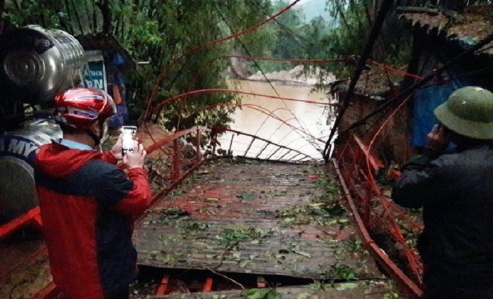 Mưa đá, dông lốc quật đổ cầu treo ở Lào Cai, 1 người thiệt mạng - 2
