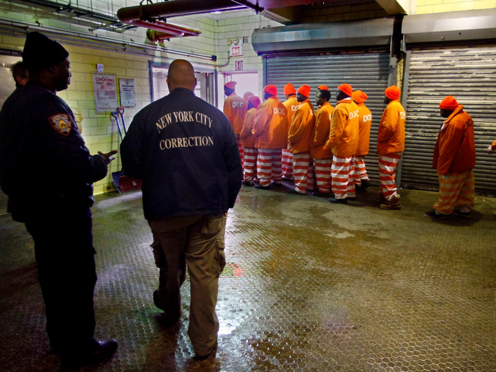 Lo ngại dịch Covid-19, New York phóng thích 300 tù nhân - 1