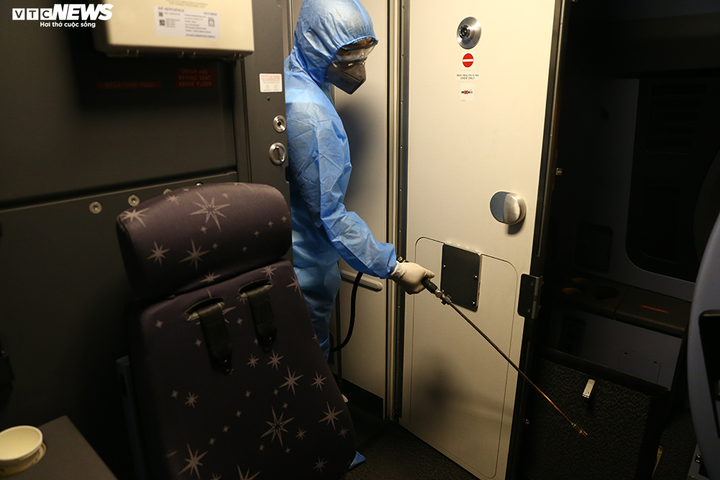 Cận cảnh quy trình phun thuốc khử trùng máy bay phòng dịch Covid-19 - 3