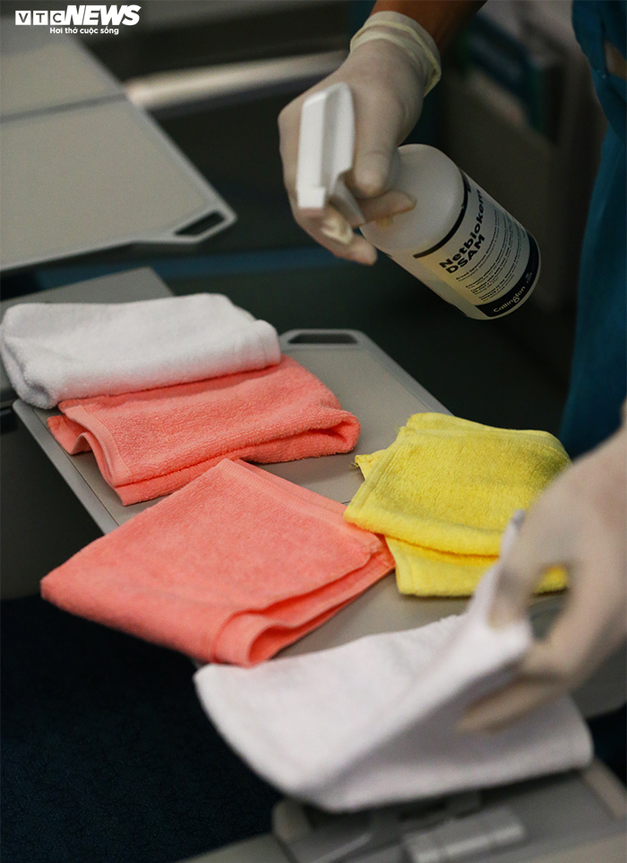 Cận cảnh quy trình phun thuốc khử trùng máy bay phòng dịch Covid-19 - 4