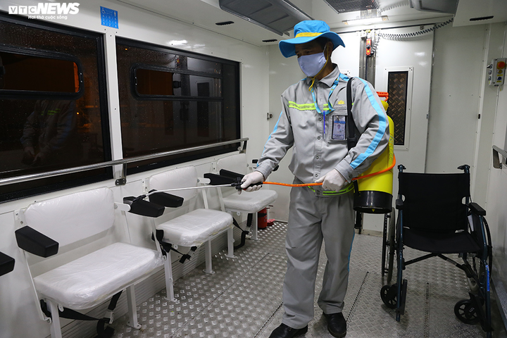 Cận cảnh quy trình phun thuốc khử trùng máy bay phòng dịch Covid-19 - 7