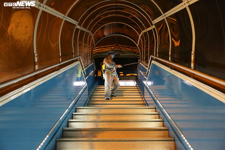 Cận cảnh quy trình phun thuốc khử trùng máy bay phòng dịch Covid-19 - 9