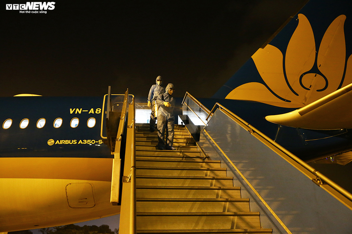 Cận cảnh quy trình phun thuốc khử trùng máy bay phòng dịch Covid-19 - 8